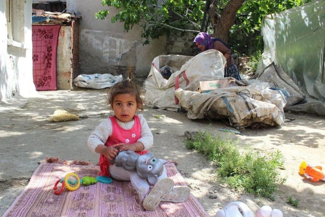 (&ouml;zel Haber) İki &Ccedil;ocuğuyla Birlikte Terk Edilen Kadına Yardımseverler Sahip &Ccedil;ıktı
