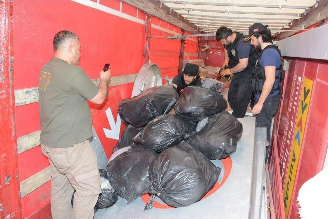 Hurda Y&uuml;kl&uuml; Tırda 150 Kilo Esrar Ele Ge&ccedil;irildi