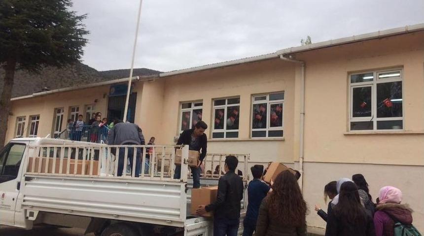 &Uuml;niversitelilerden K&ouml;y Okullarına Kıyafet Yardımı