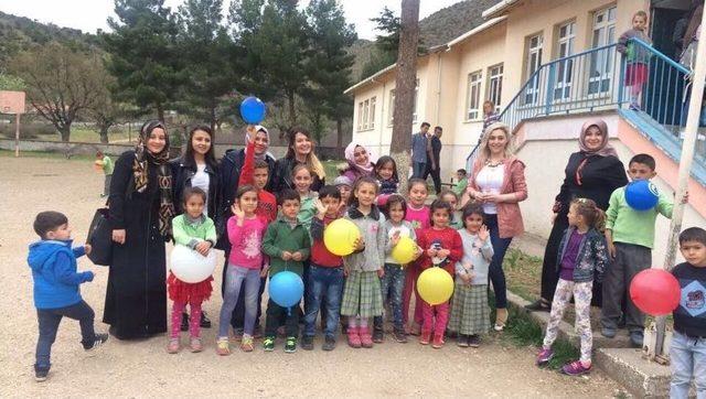 Üniversitelilerden Köy Okullarına Kıyafet Yardımı