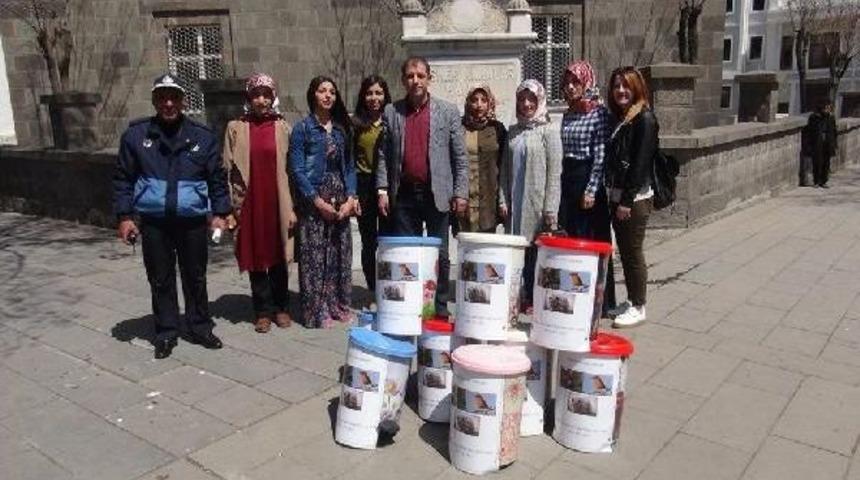 &Ouml;ğrenciler, &Ccedil;&ouml;pe Atılan Ekmeğe Talip Oldular