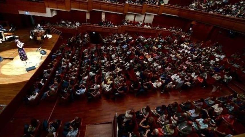 10 &Uuml;lkenin &Ccedil;ingene Şarkılarını Kendi Dillerinde S&ouml;yledi