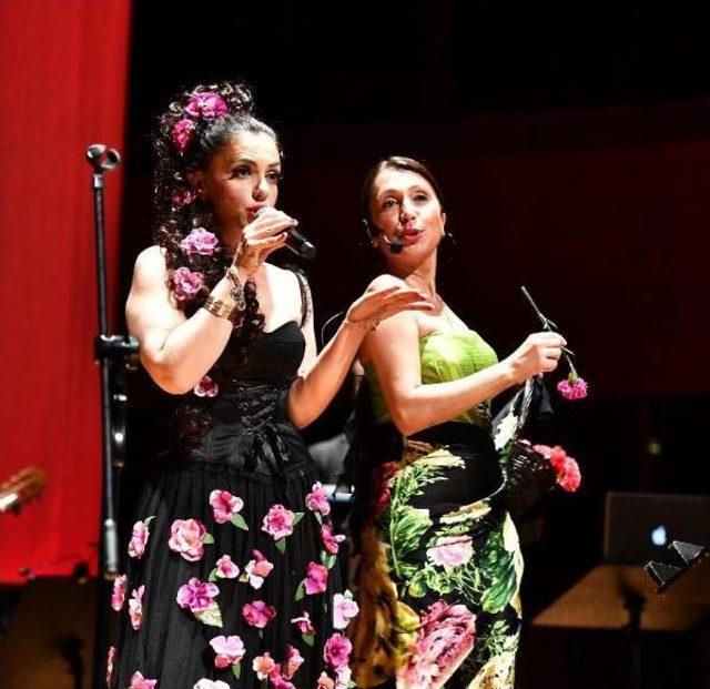 10 &Uuml;lkenin &Ccedil;ingene Şarkılarını Kendi Dillerinde S&ouml;yledi 1