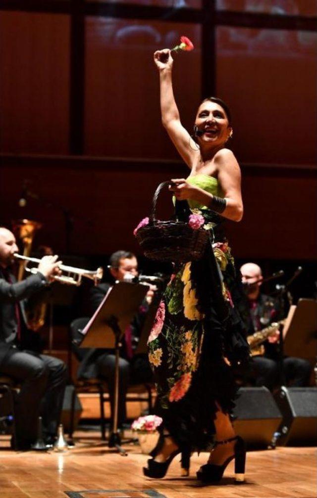 10 &Uuml;lkenin &Ccedil;ingene Şarkılarını Kendi Dillerinde S&ouml;yledi 3