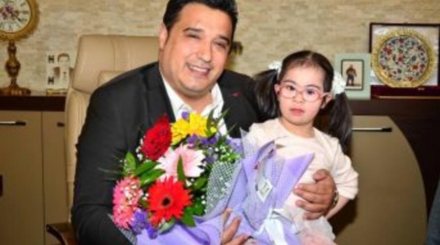 Down Sendromlu &Ccedil;ocuklar Ve Ailelerinin Y&uuml;z&uuml; G&uuml;l&uuml;yor