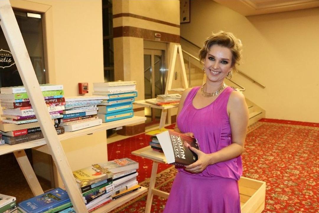 Bir Konserle Y&uuml;zlerce Kitap Topladılar