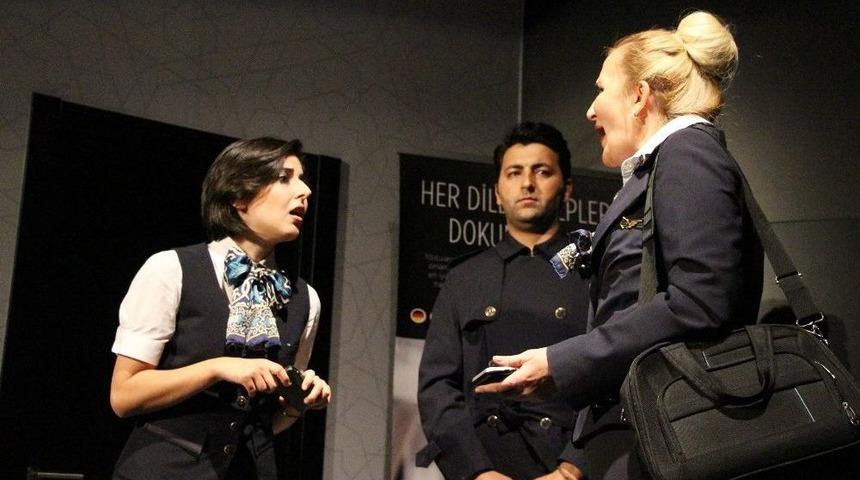 Thy&rsquo;nin Kabin Memurları H&uuml;nerlerini Tiyatro Sahnesinde Sergiledi