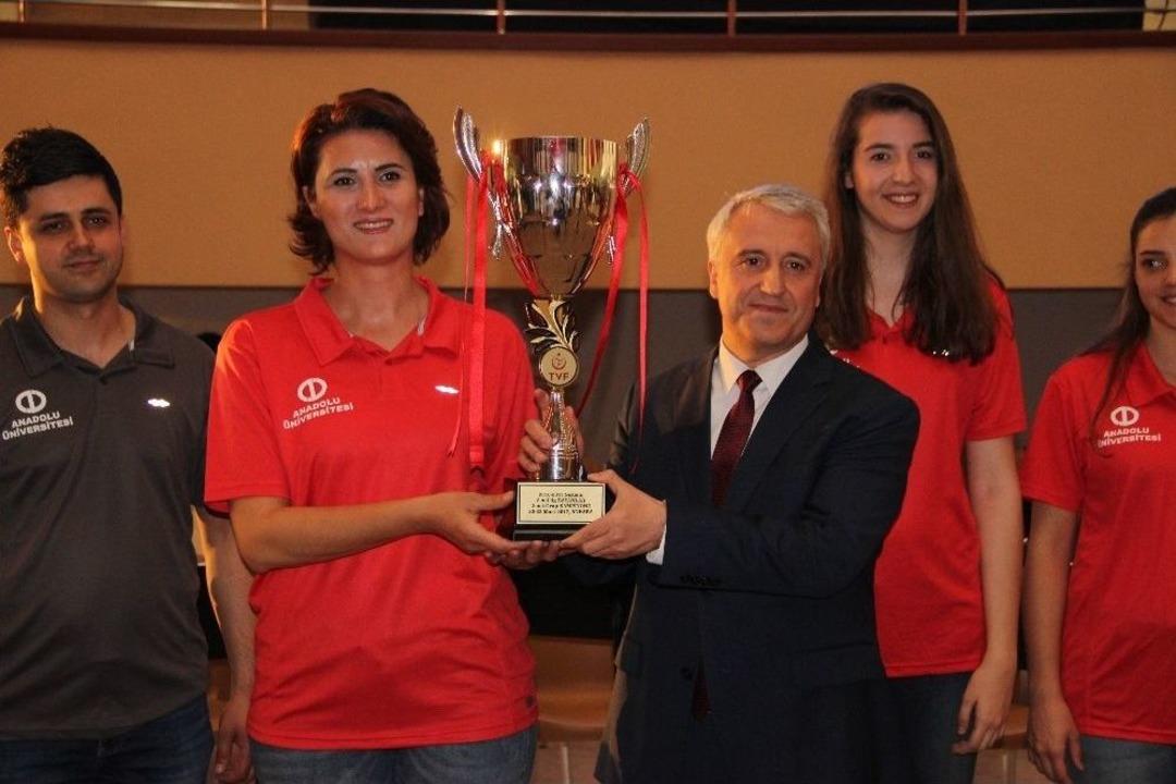 Şampiyonlar Kupalarını Rekt&ouml;r G&uuml;ndoğan&rsquo;a Takdim Etti