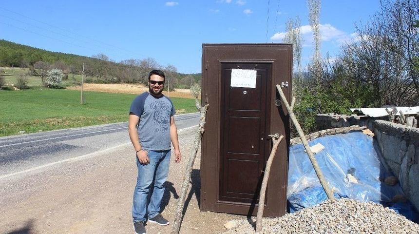 Yol Kenarında Satılık Kapı