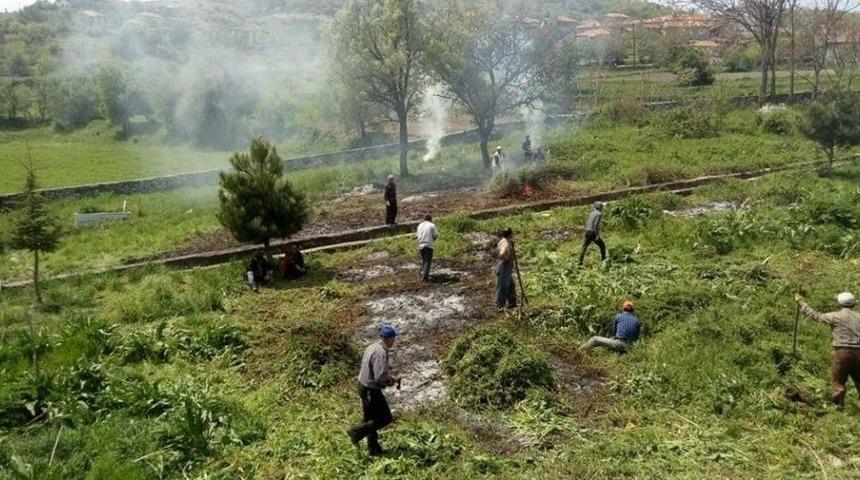 K&ouml;y Sakinlerinden Mezarlık Temizliği