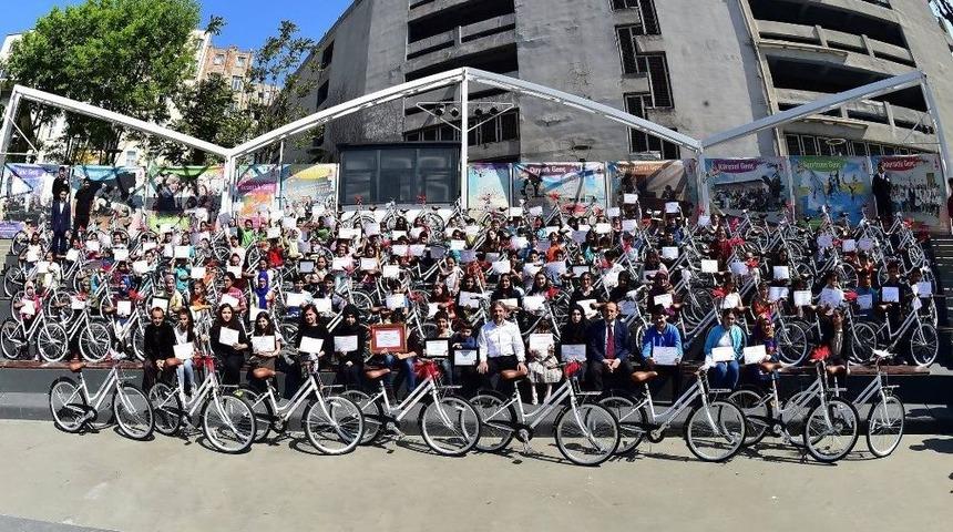 &lsquo;&ccedil;ocuk G&ouml;z&uuml;yle Lale&rsquo; Resim Yarışmasının Galipleri &Ouml;d&uuml;llendirildi