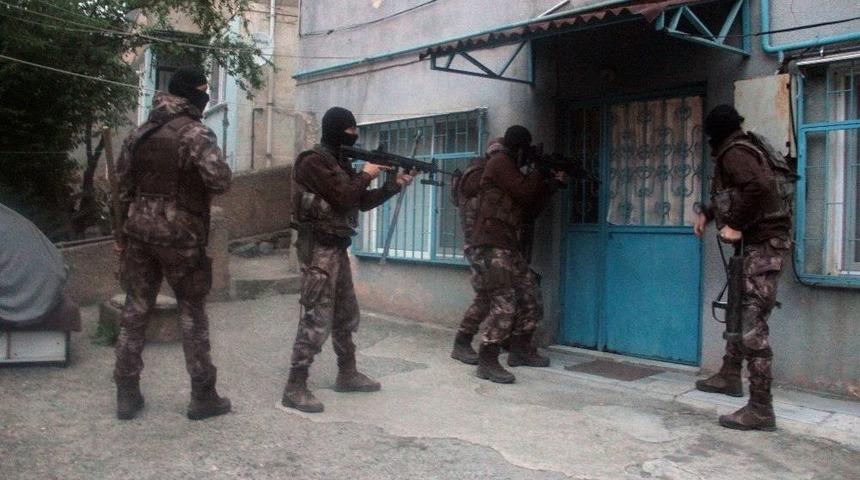 Narkotik Operasyonuna Tıraş Olurken Yakalandı