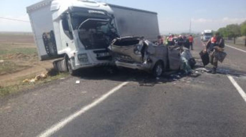 Kayseri-adana Karayolunda Tır İle Otomobil &Ccedil;arpıştı