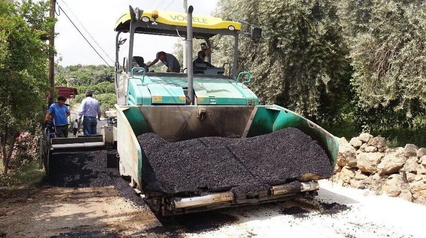 Erdemli’de Sıcak Asfalt Çalışmaları Devam Ediyor