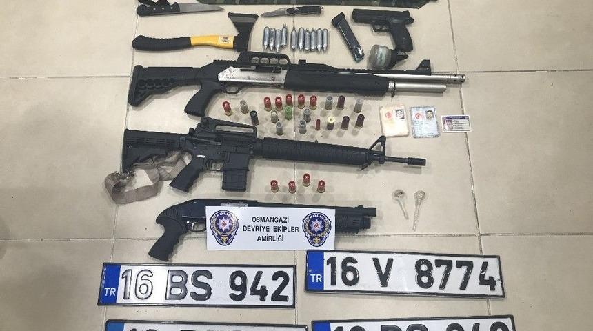 (özel Haber) Cephanelik Gibi Araç Yakalandı, 3 Kişi Gözaltına Alındı