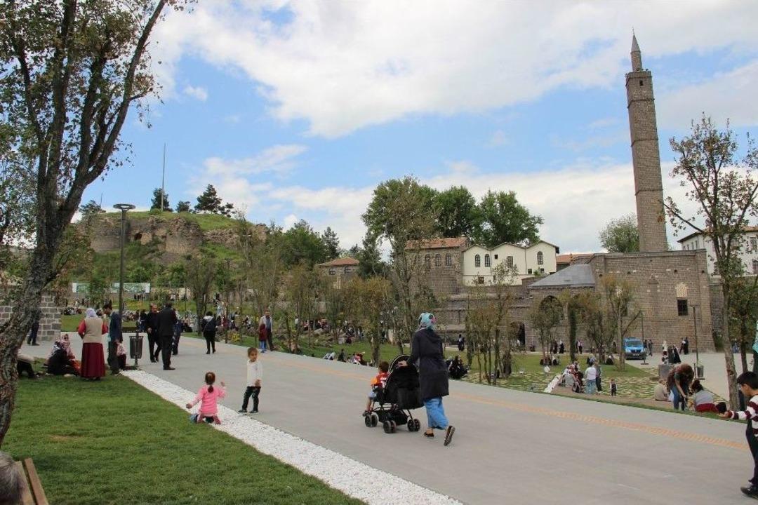 Sur, &Ouml;nyargıları Yıkıyor