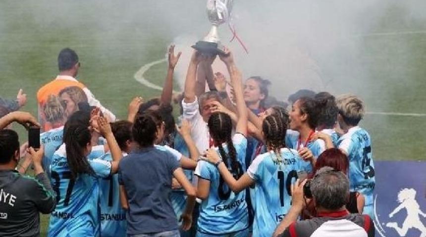 Fatih Vatanspor Kadın Futbol Takımı Namağlup Şampiyon Oldu