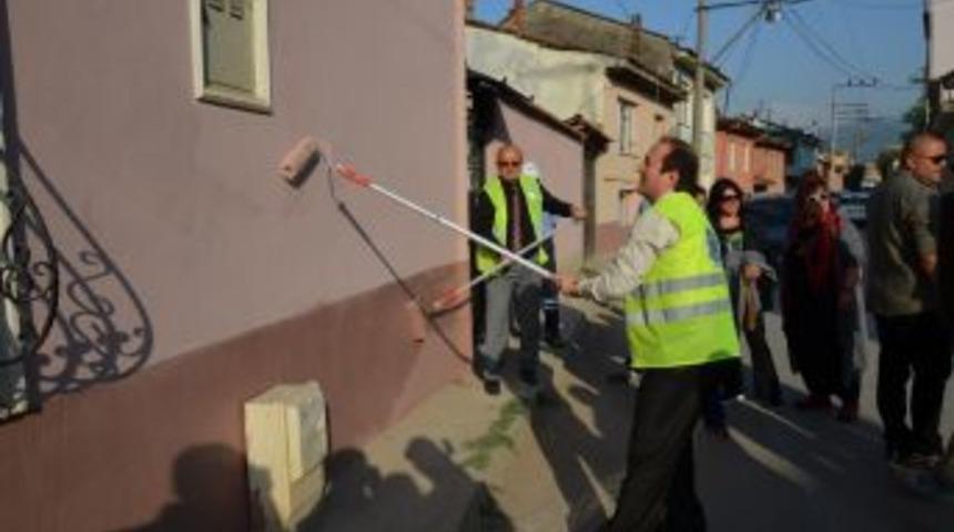 Ellerine Fır&ccedil;a Alan Protokol Mensupları Binaları Boyadı