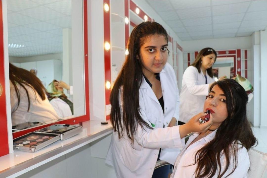 Gen&ccedil; Kızlar, Evlilikten &Ouml;nce Ayakları &Uuml;zerinde Durmayı Hedefliyor