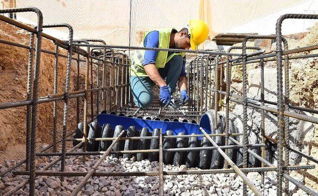 Büyükşehir’in Karabağlar’a Su Baskınlarını Önleme Yatırımı Sürüyor