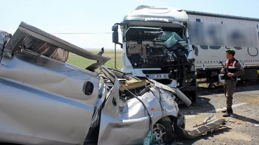 Şeritten &Ccedil;ıkan Kamyonet Tıra &Ccedil;arptı: 1 &Ouml;l&uuml;, 1 Yaralı