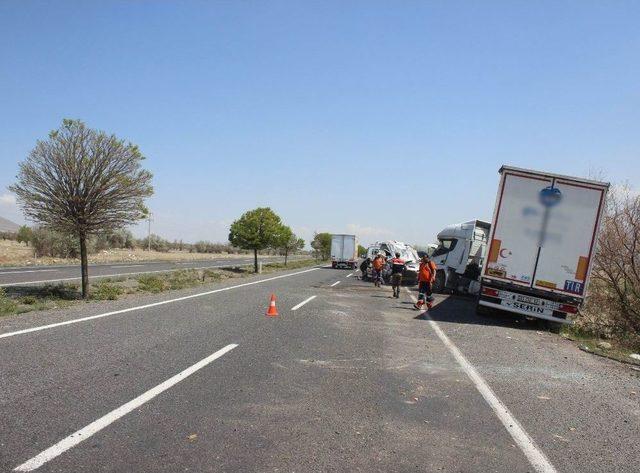 Şeritten &Ccedil;ıkan Kamyonet Tıra &Ccedil;arptı: 1 &Ouml;l&uuml;, 1 Yaralı 1