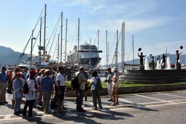 Alman Turistleri Taşıyan Gemi, Marmaris'te