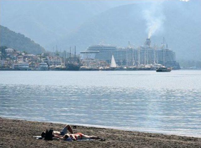 Alman Turistleri Taşıyan Gemi, Marmaris'te