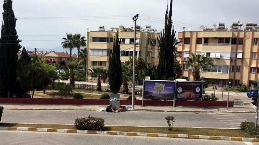 &Ccedil;&ouml;p&uuml;n &Ouml;n&uuml;ndeki Suriyeliler'in Fotoğrafına Farklı Yorumlar