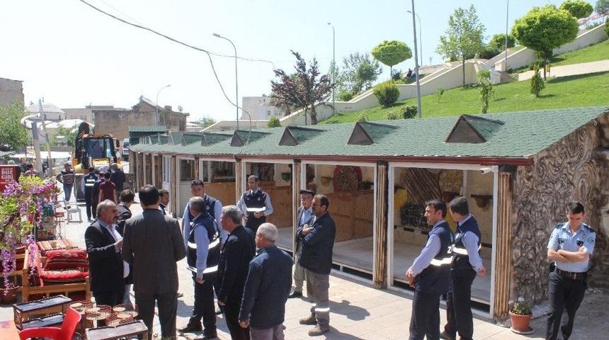 Hısn-ı Mansur Kalesinin Etrafı Temizleniyor