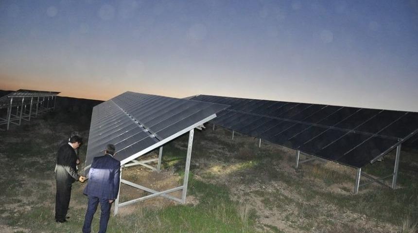 Rekt&ouml;r Alma, G&uuml;neş Enerjisi Tesislerini Gezdi