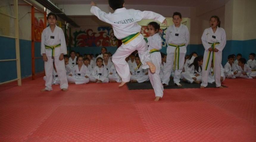 70 &Ouml;ğrenci Tekvando Kuşak Sınavında Ter D&ouml;kt&uuml;