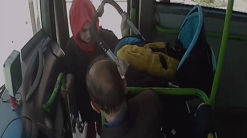 Halk Otob&uuml;s&uuml;nde Bebek Arabası Kavgası