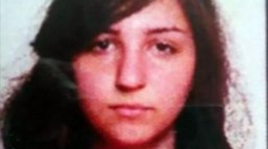 Sınıfta &Ouml;ğrencilerin G&ouml;z&uuml; &Ouml;n&uuml;nde &Ouml;ld&uuml;r&uuml;len Liseli Kızın Cenazesi Otopsiye Kaldırıldı