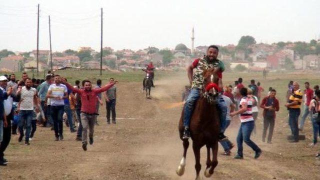 Kakava Şenlikleri'nde At Yarışı Heyecanı