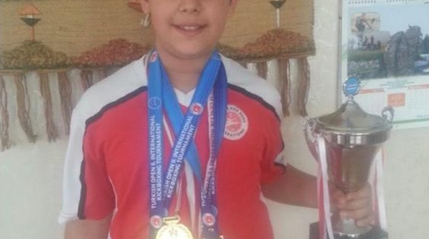 Kendisi K&uuml;&ccedil;&uuml;k, Başarısı B&uuml;y&uuml;k