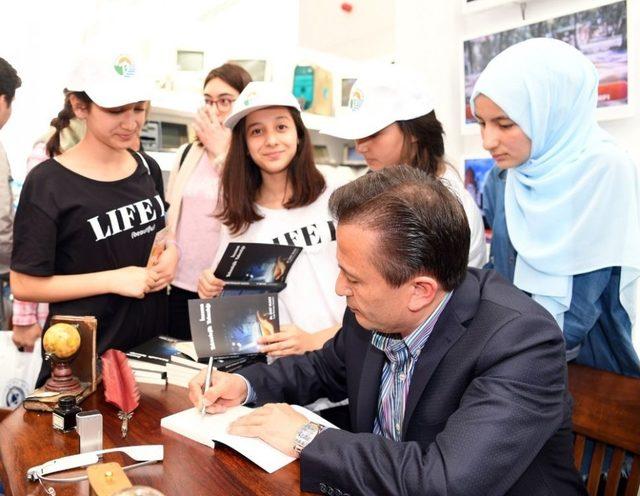 Başkan Yazıcı, İstanbul Gençlik Festivali’nde Sergi Açtı