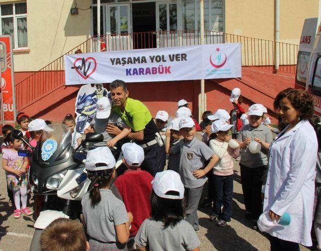 Minik Öğrenciler ‘yaşama Yol Verdi’