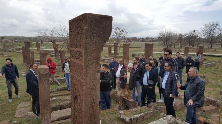 İranlı Turizmciler Ahlat&rsquo;ı Gezdi