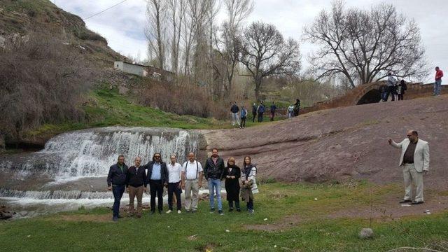 İranlı Turizmciler Ahlat’ı Gezdi