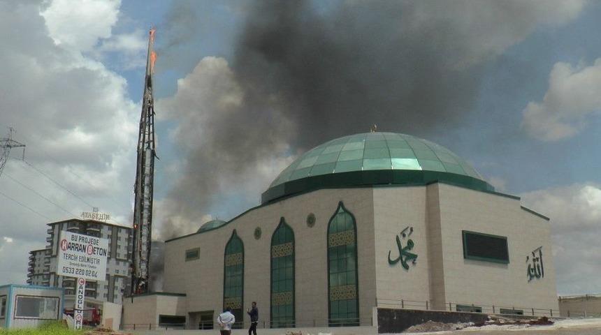 Cuma Namazı &Ouml;ncesi Camide Yangın