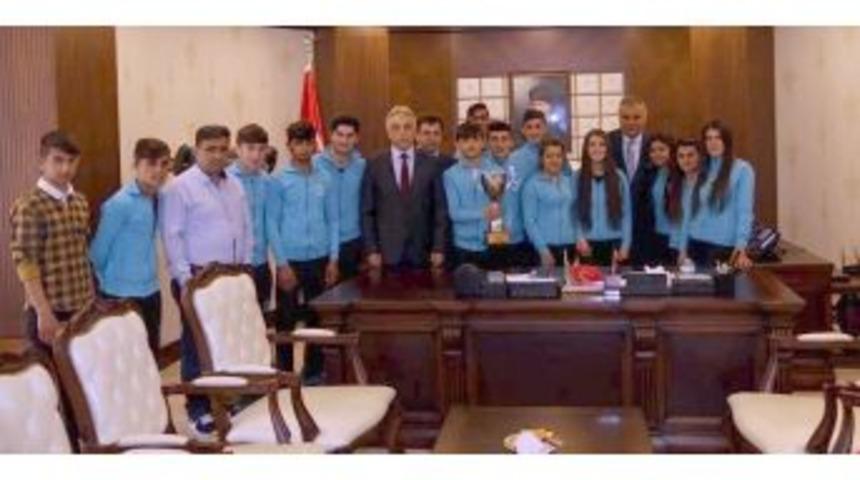 T&uuml;rkiye Şampiyonu Ekipten Vali Toprak&rsquo;a Ziyaret