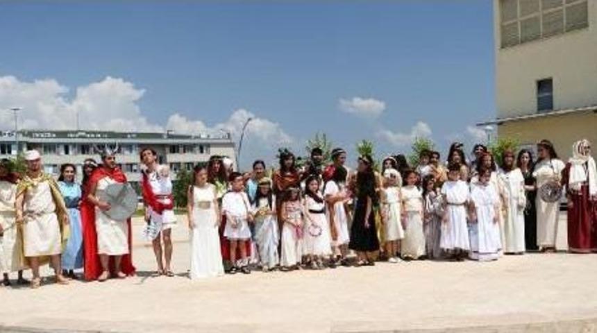 &Uuml;niversitede Antik &Ccedil;ağ Defilesi