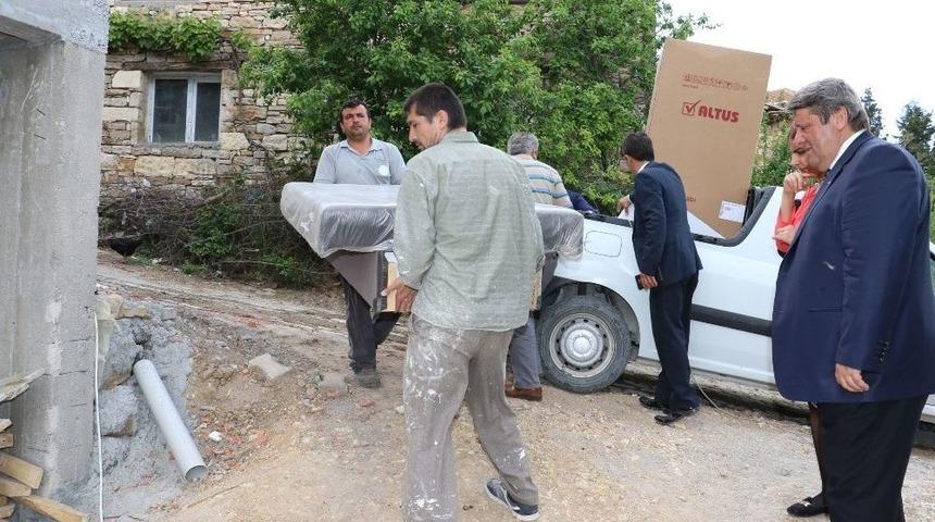 Yangında Evleri Zarar G&ouml;ren Ailelere B&uuml;y&uuml;kşehirden Destek