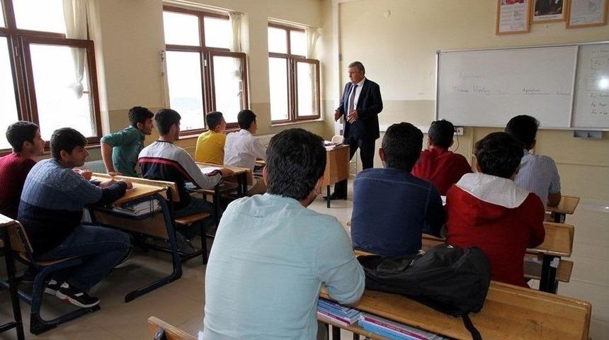 Rekt&ouml;r Ramazan Taşaltın İmam-hatip Lisesinde Ders Verdi