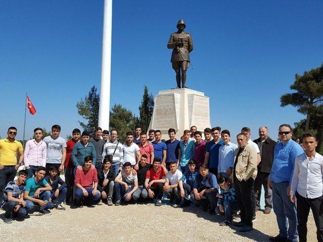 Öğrencilerden Otomotiv Sektörü Ve Şehitlik Gezisi