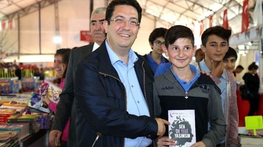 Başkan Yazgı, Kitap Fuarında Gençlerle Buluştu