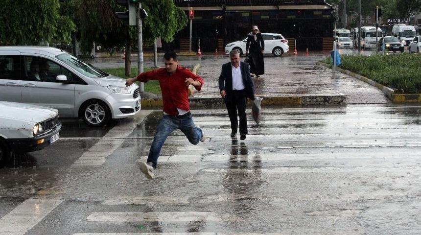 Adıyaman&rsquo;da Şiddetli Yağmur Ve Dolu Hayatı Olumsuz Etkiledi