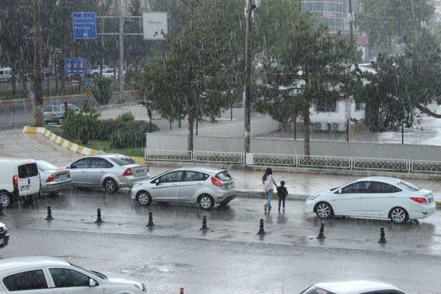 Adıyaman’da Şiddetli Yağmur Ve Dolu Hayatı Olumsuz Etkiledi