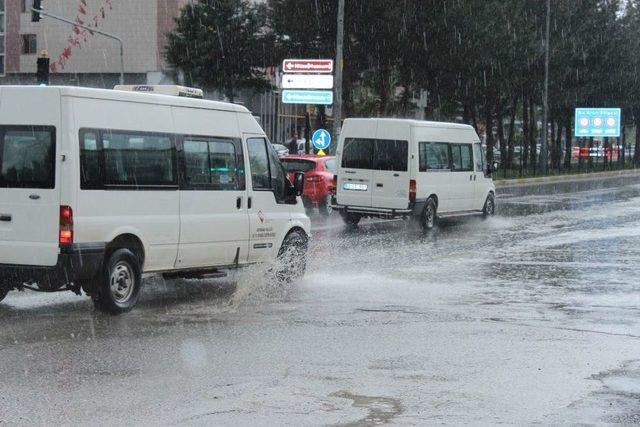 Adıyaman’da Şiddetli Yağmur Ve Dolu Hayatı Olumsuz Etkiledi